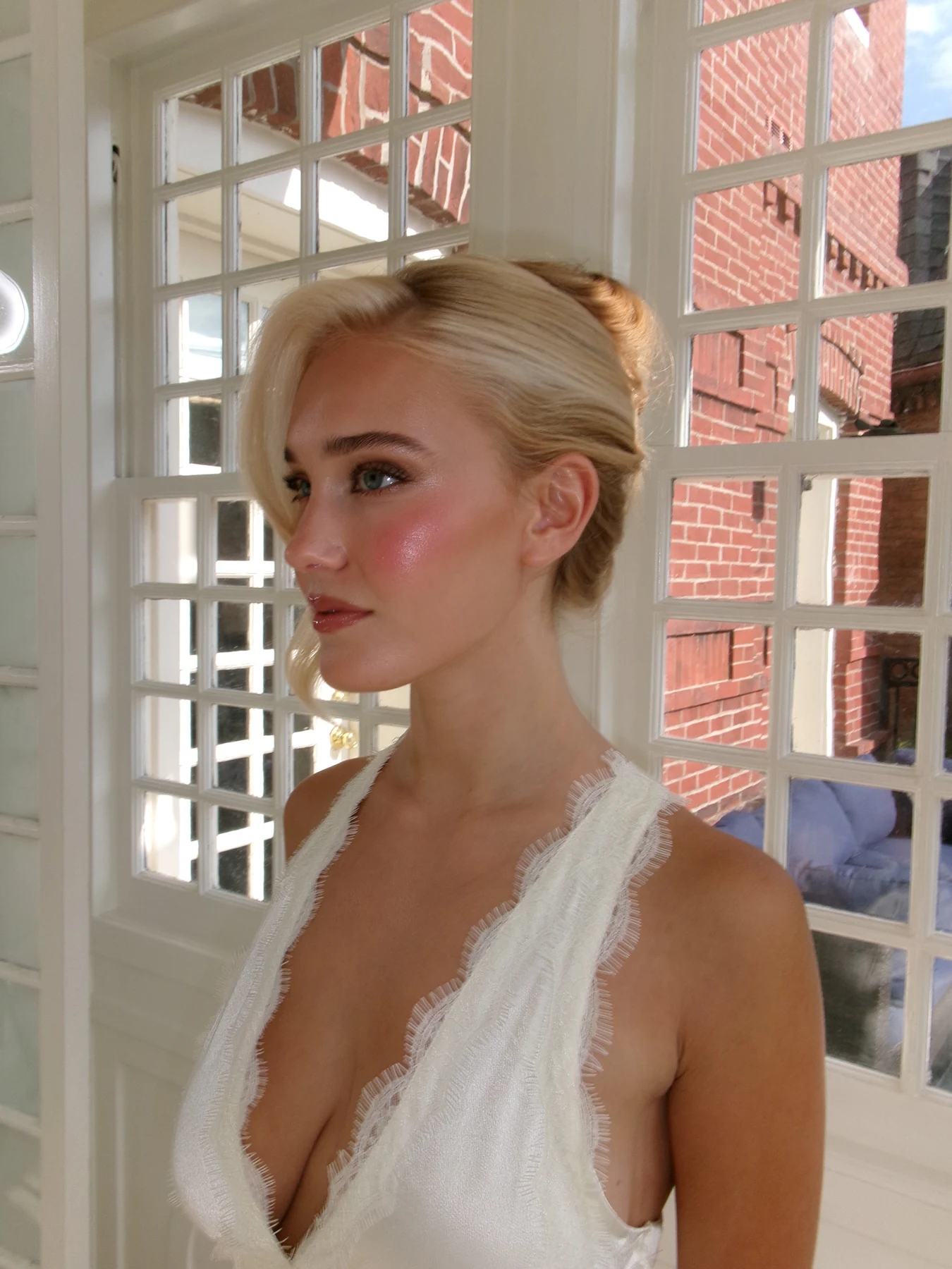 Luminous makeup and a sleek hairstyle